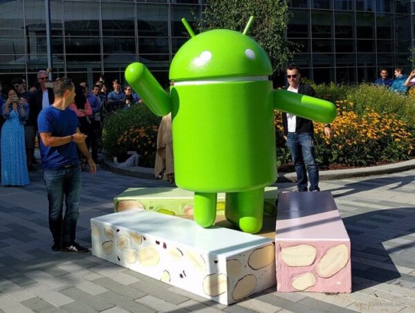 (Nova estátua do Bugdroid, mascote do sistema, sobre Nougats na entrada do prédio da divisão Android da Google.)