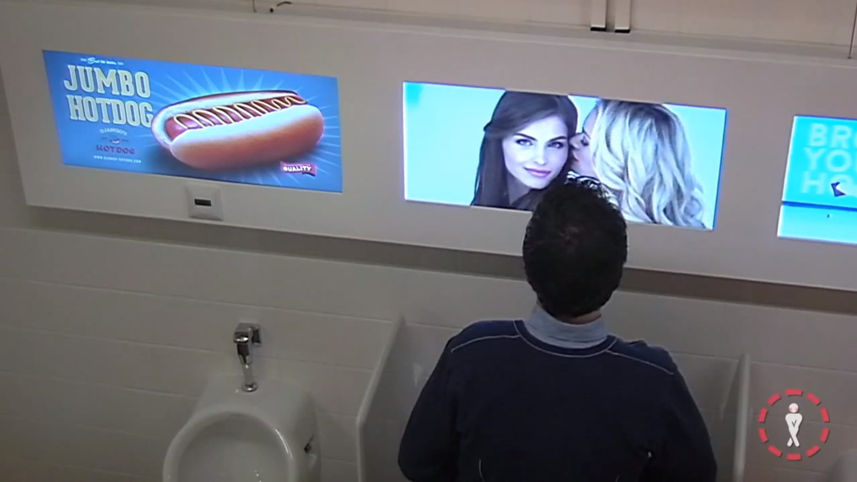 Муж туалет видео. Телевизор унитаз. Телевизор в туалете. Рекламный монитор в туалете. Реклама туалета.